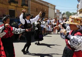 Actuación del grupo de bailes charros local durante la procesión en honor a San Roque