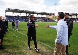 Raúl González y Dani Ponz se saludan en la previa del choque del pasado curso en el Reina Sofía.