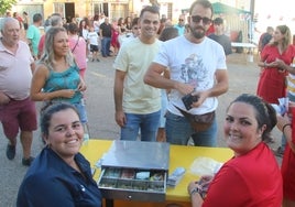 Los vecinos adquiriendo los tickets del Mercadillo Gastronómico solidario de Aldeanueva de Figueroa