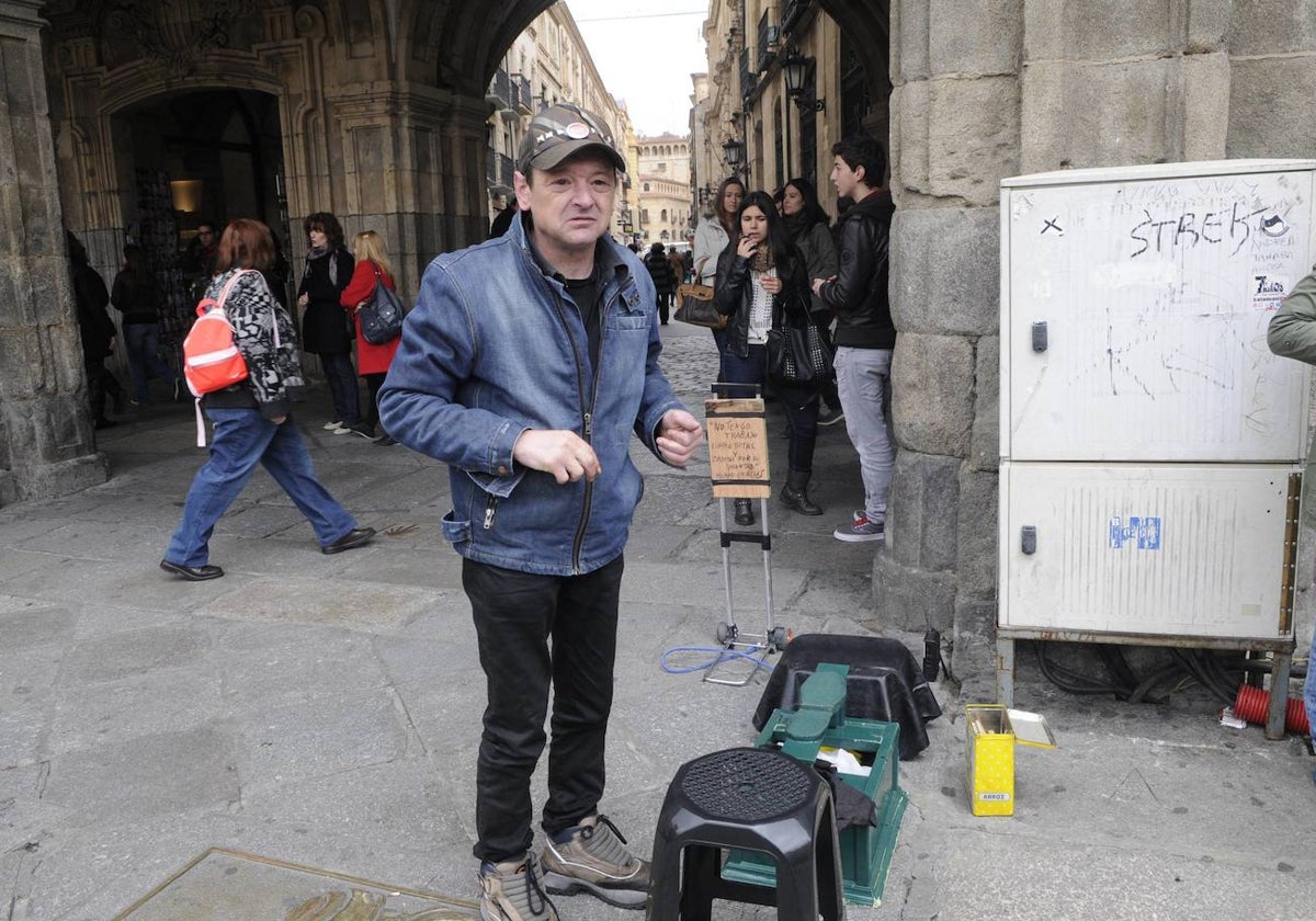 Fallece el limpiabotas 'Carba', el último icono de la movida salmantina