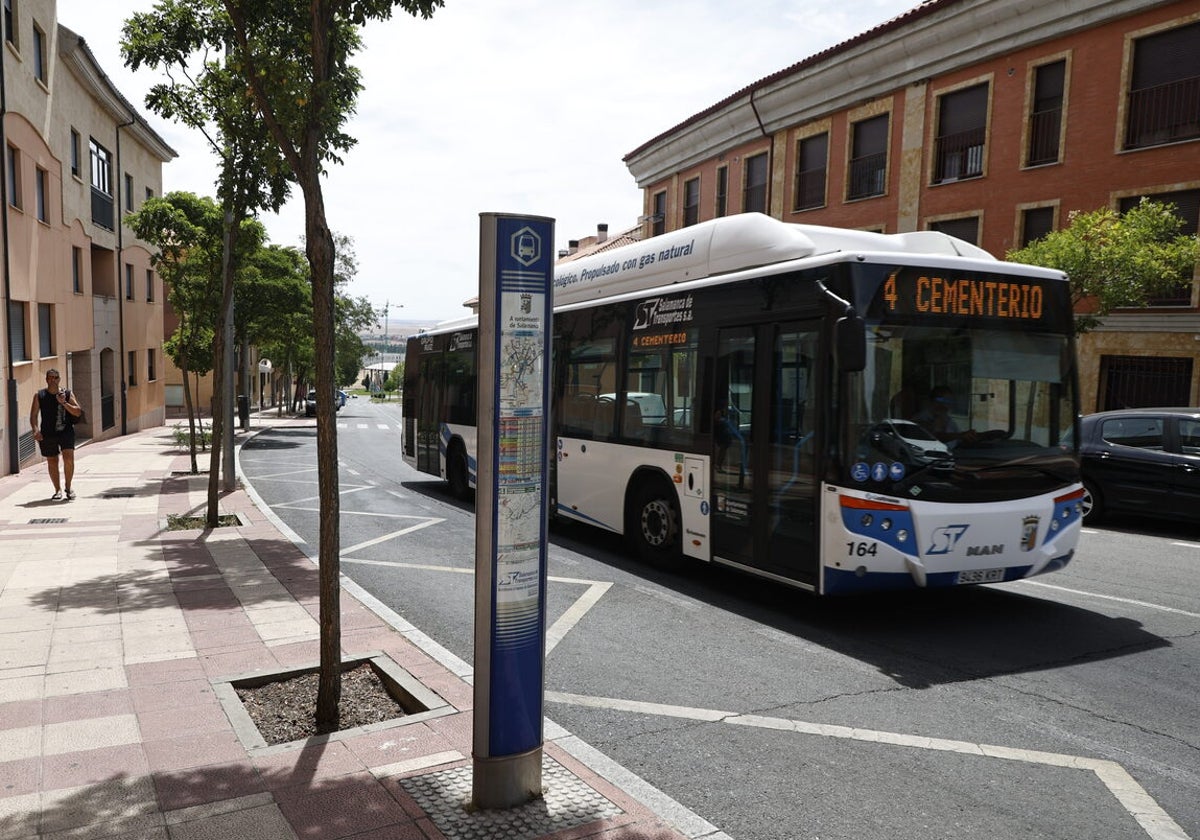 Autobús de la línea 4 circulando por las calles de la ciudad.