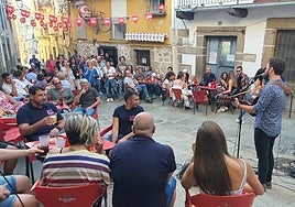 Imagen de una actuación en la calle La Capa durante las fiestas patronales del pasado 2022.