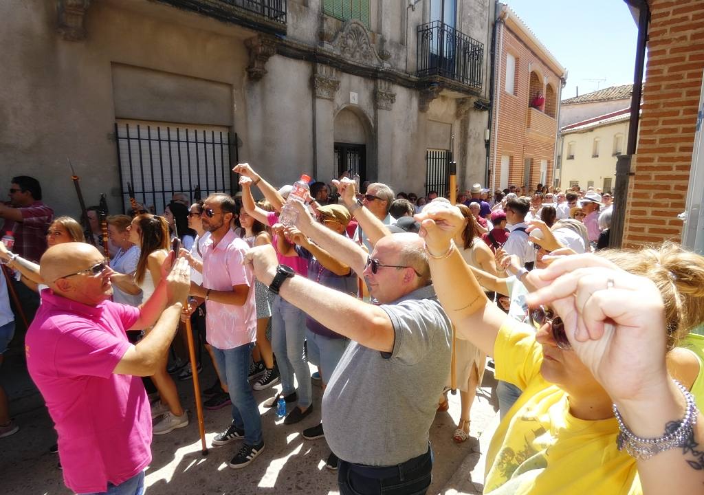 La devoción llena las calles de Macotera