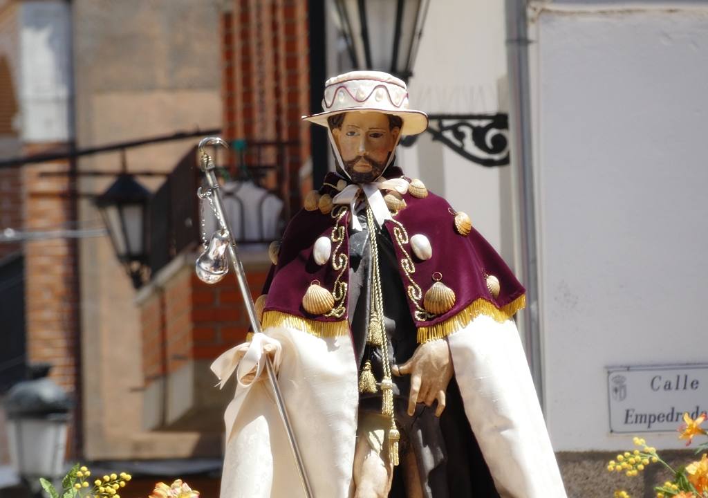 La devoción llena las calles de Macotera