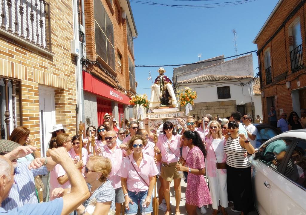 La devoción llena las calles de Macotera