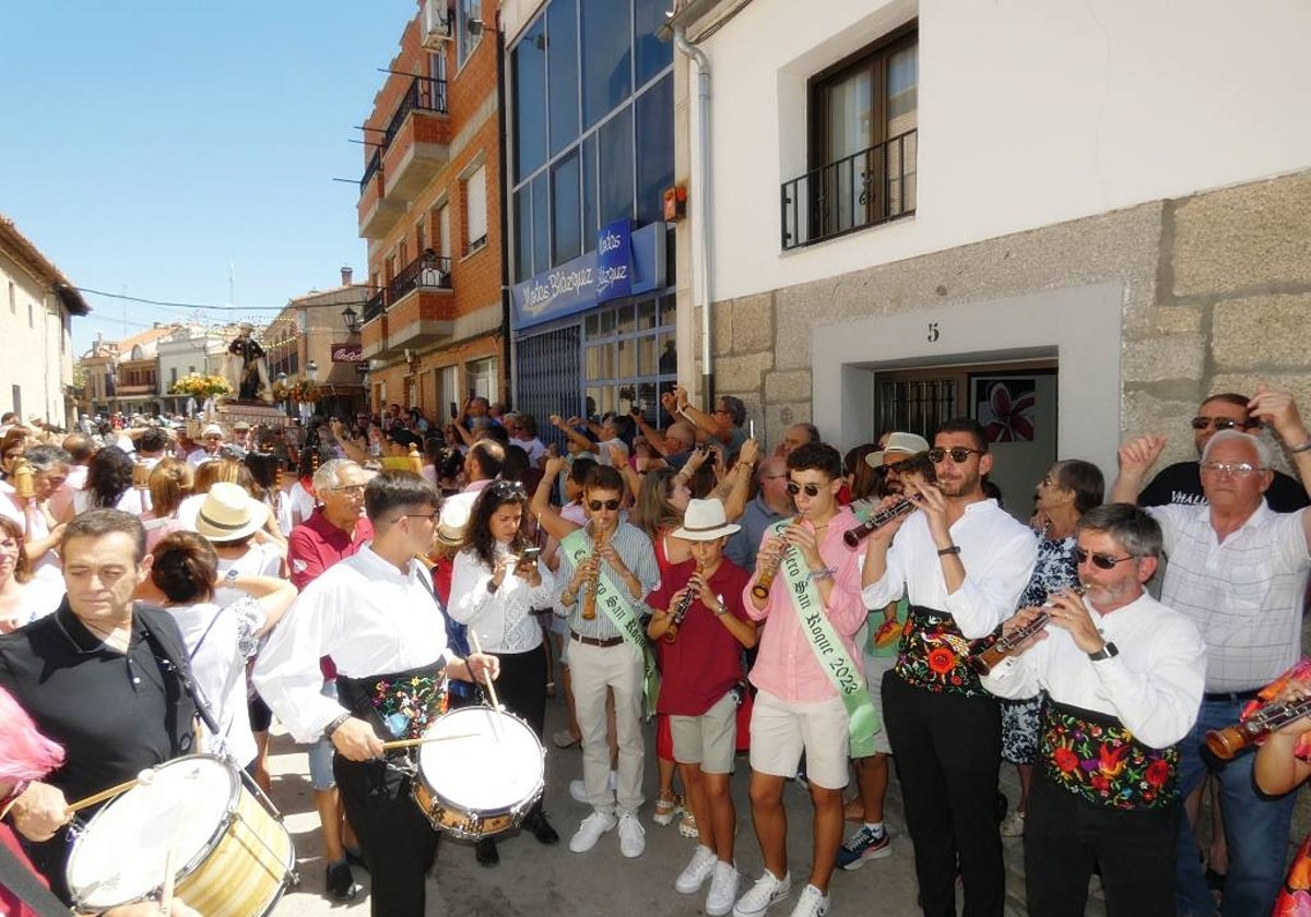 La devoción llena las calles de Macotera