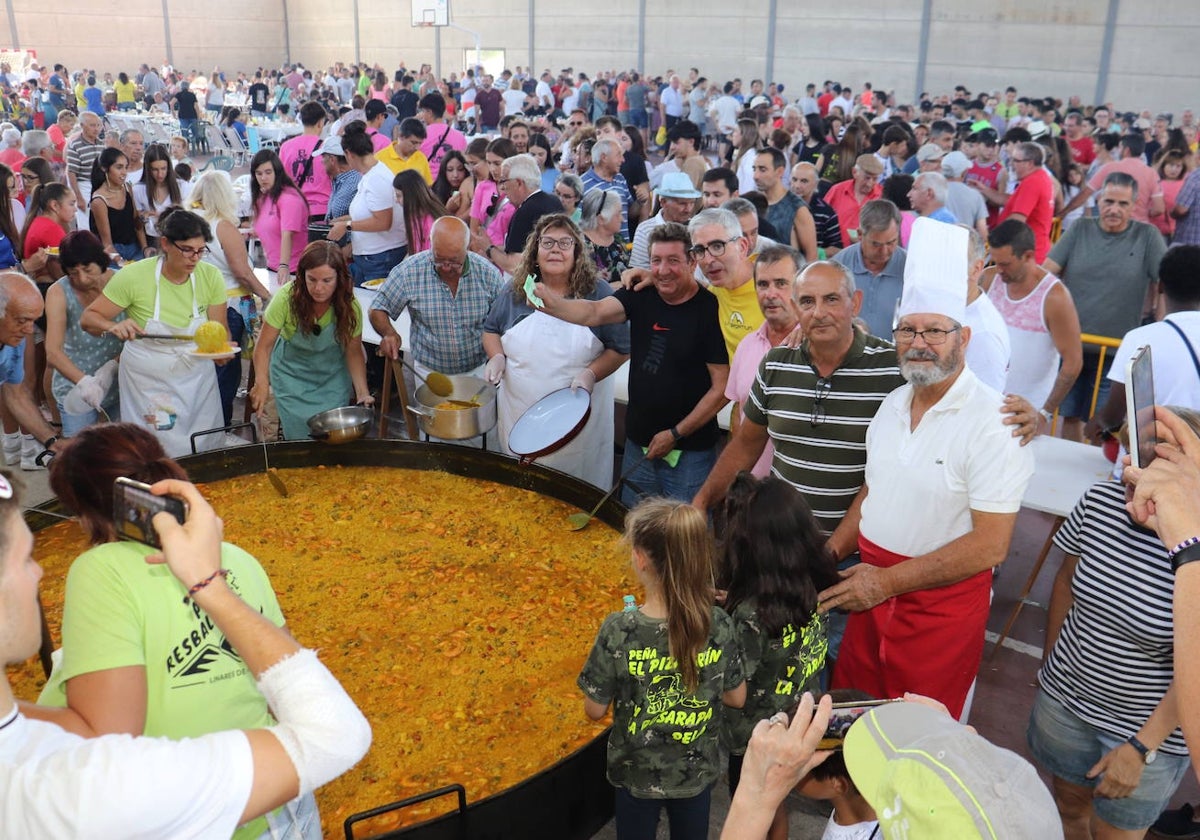 Paella para mil quinientas personas para despedirse de la fiesta en Linares de Riofrío