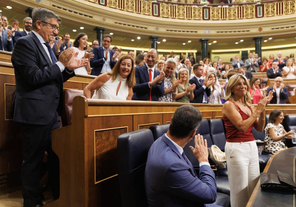 Armengol se levanta mientras recibe el aplauso de sus compañeros de partido