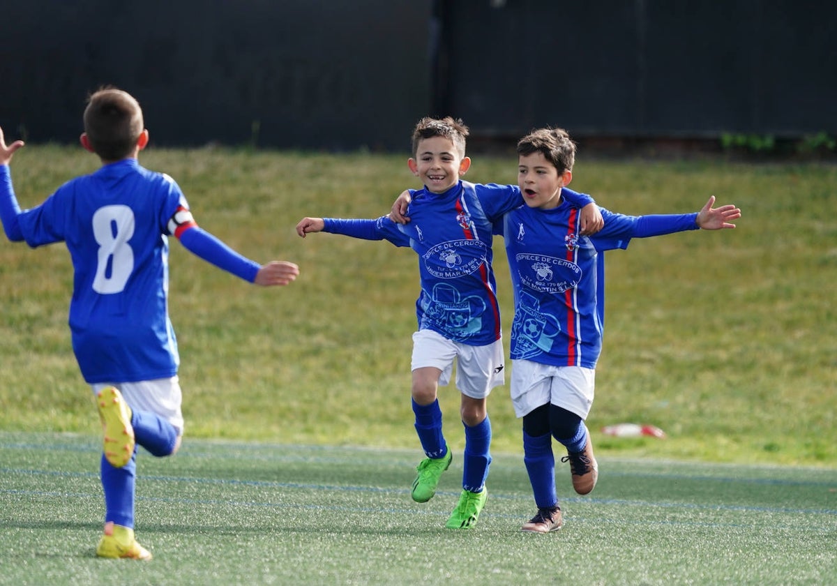 Prebenjamines del Trinitarios celebrando un gol la pasada temporada.