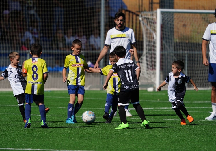 Un choque de categoría prebenjamín entre pequeños jugadores de Unionistas y del Helmántico.