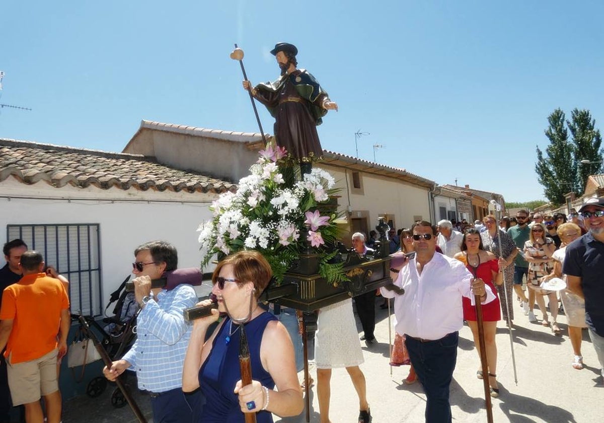 Jotas en honor a San Roque por las calles de Cantaracillo