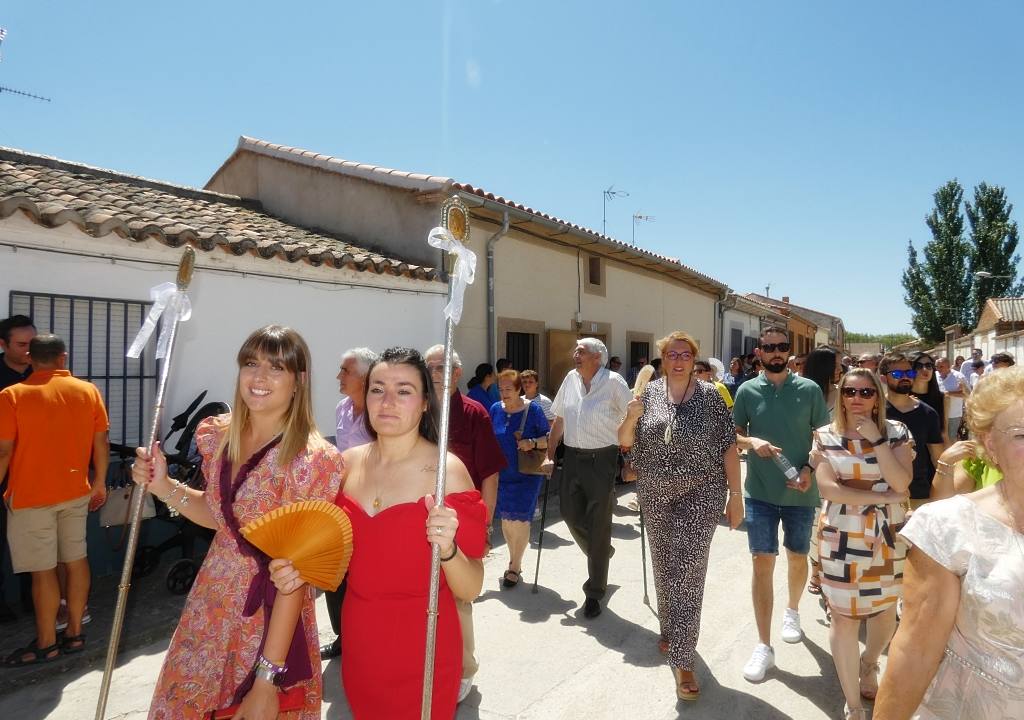 Jotas en honor a San Roque por las calles de Cantaracillo