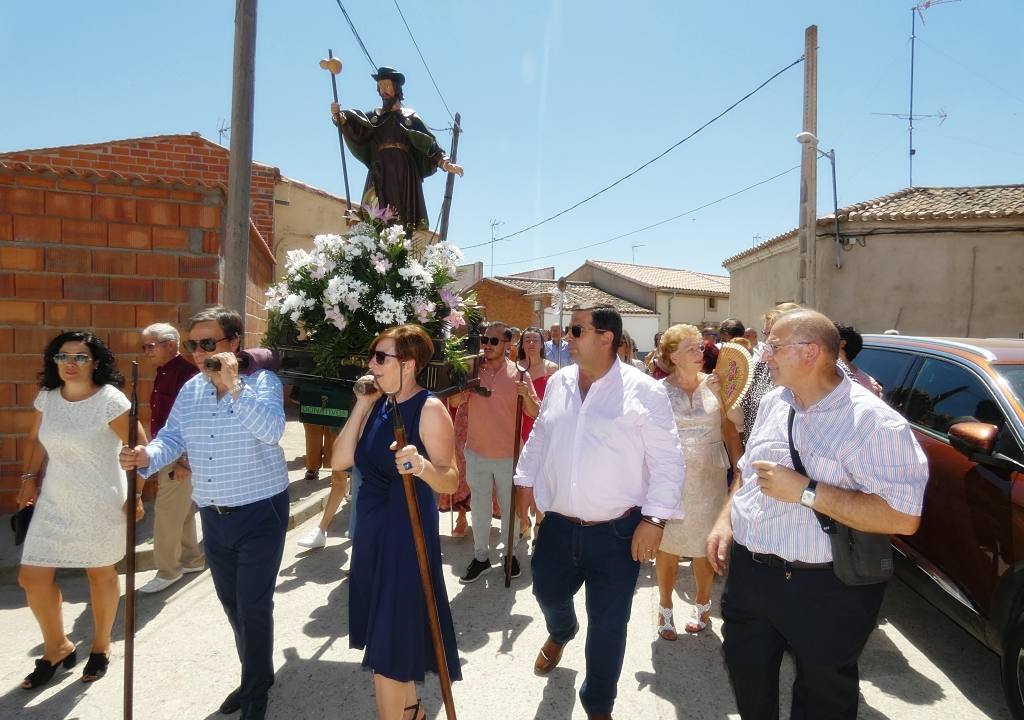 Jotas en honor a San Roque por las calles de Cantaracillo