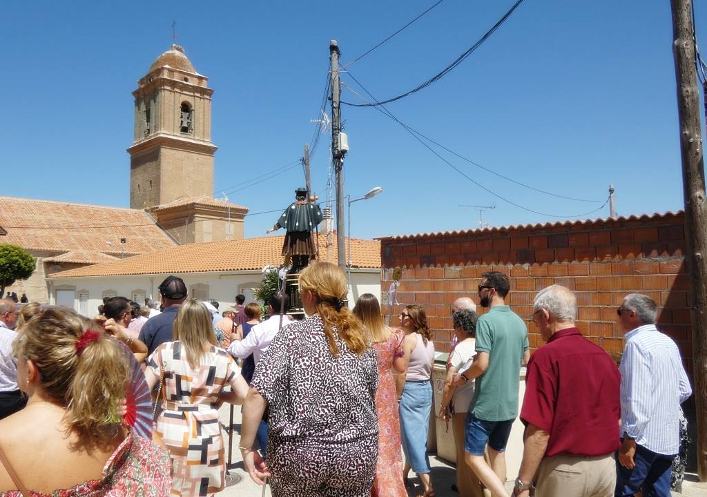 Jotas en honor a San Roque por las calles de Cantaracillo