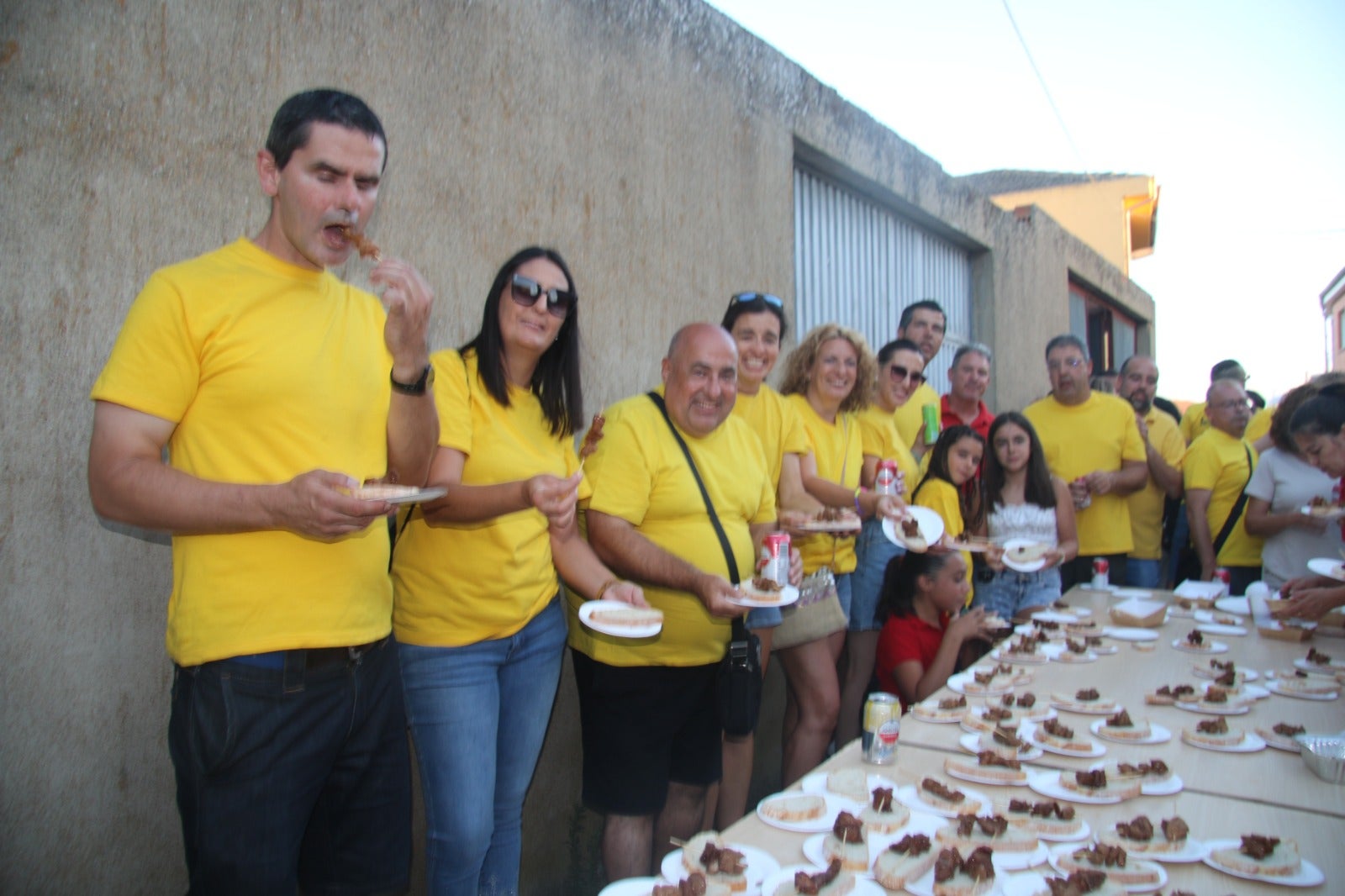 El convite del pincho de las peñas de Aldeanueva de Figueroa, todo un éxito