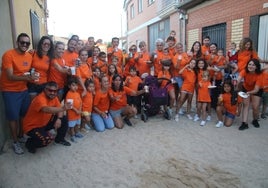 Una de las peñas de Aldeanueva de Figueroa, brindando por las fiestas