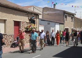 El desfile religioso con la imagen de Santa Elena en Calzada de Valdunciel