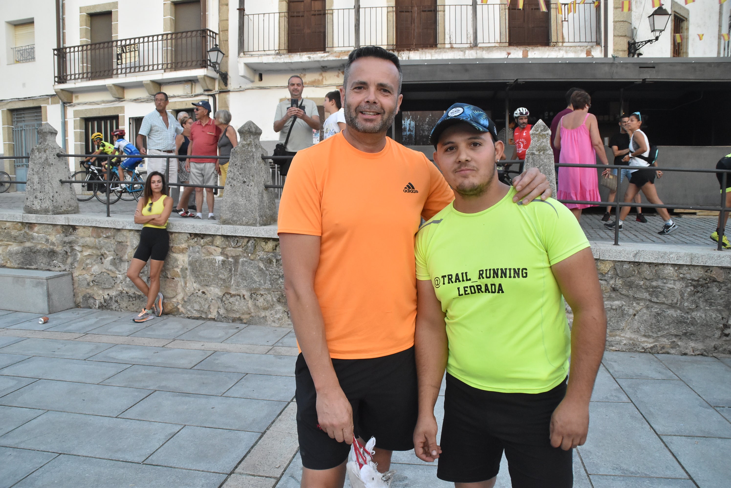 Iván Morocho gana el concurso de lanzamiento de jamón en Ledrada