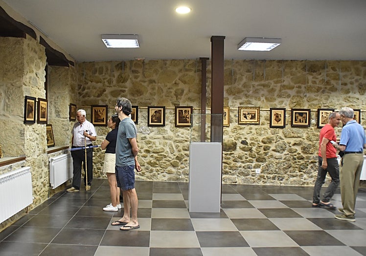 Imagen principal - Imágenes de público y artistas en la muestra de Candelario.