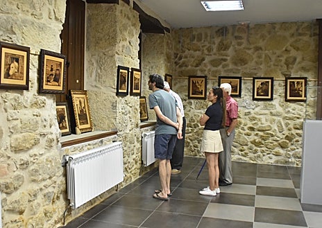 Imagen secundaria 1 - Imágenes de público y artistas en la muestra de Candelario.