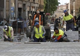 Obreros trabajando en las obras de la calzada de San Pablo.