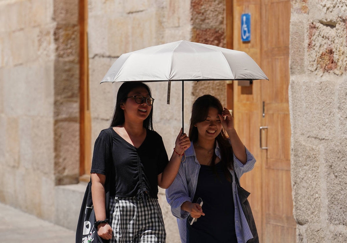 Turistas protegiéndose del calor en Salamanca.