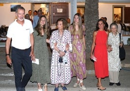 La Familia Real, tras cenar en el restaurante Mia, en Portitxol el 5 de agosto.