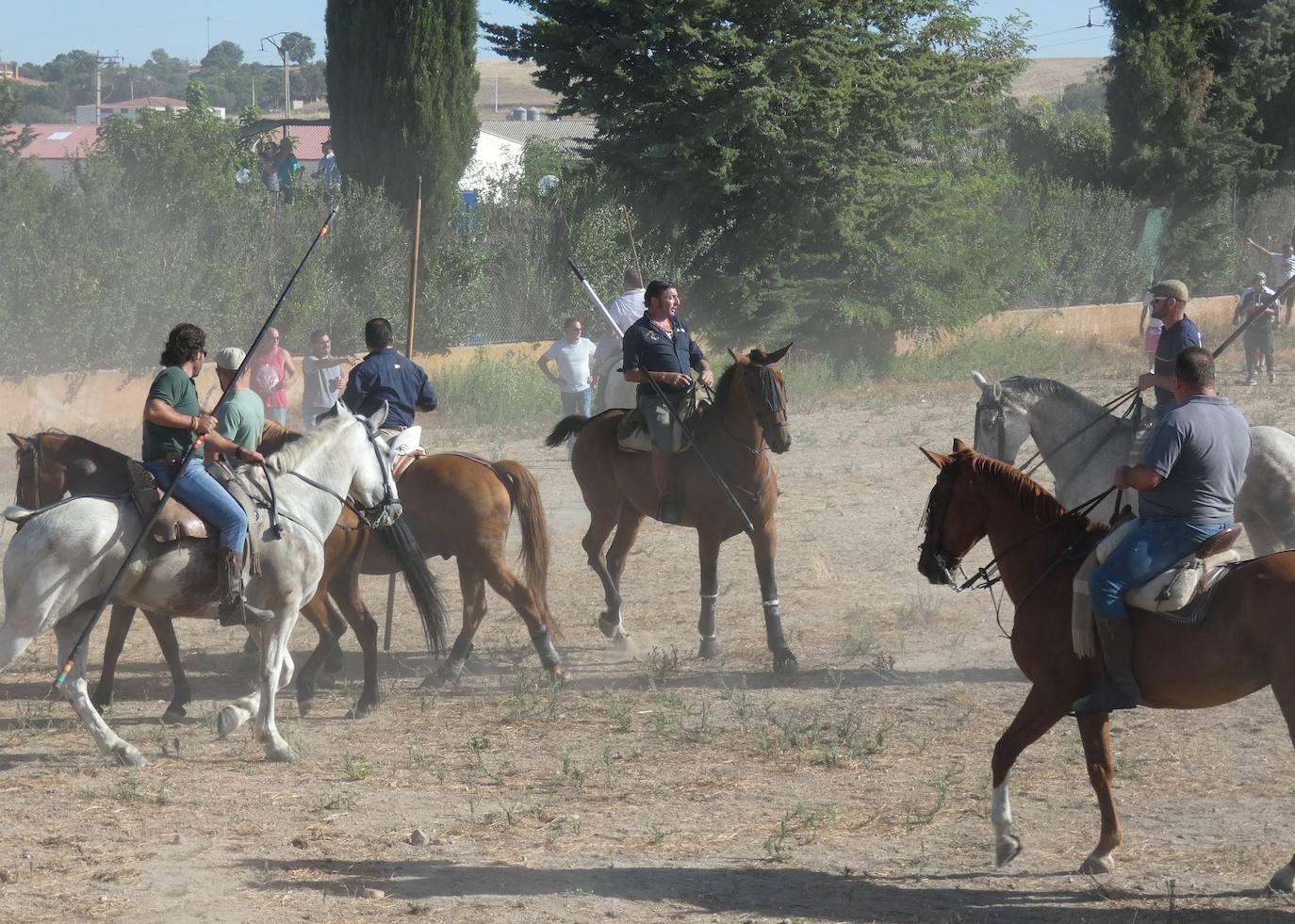 Cientos de jinetes en el XXI encierro campero de Macotera