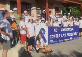 Imagen de los participantes en la marcha contra la violencia de género en la localidad de Sorihuela