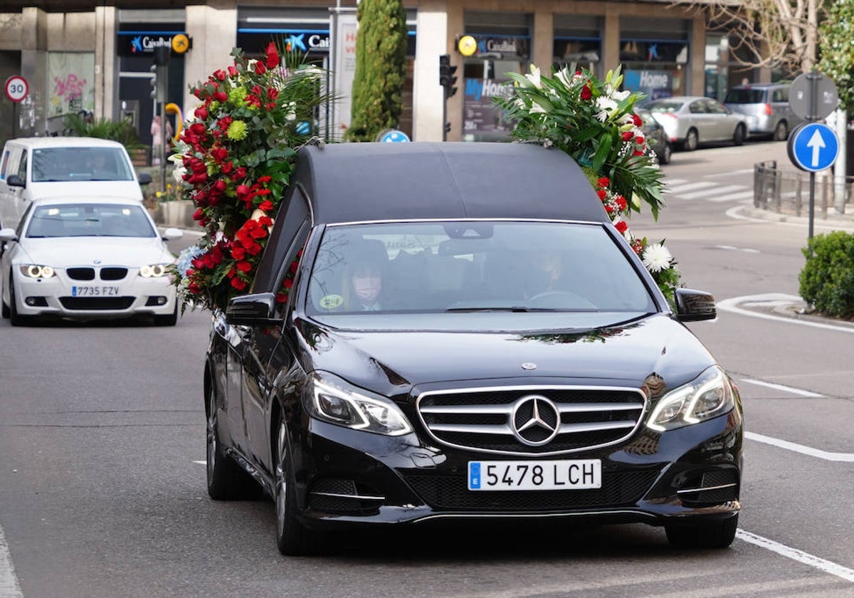 Un coche fúnebre por el paseo de Carmelitas.