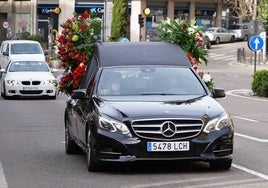 Un coche fúnebre por el paseo de Carmelitas.