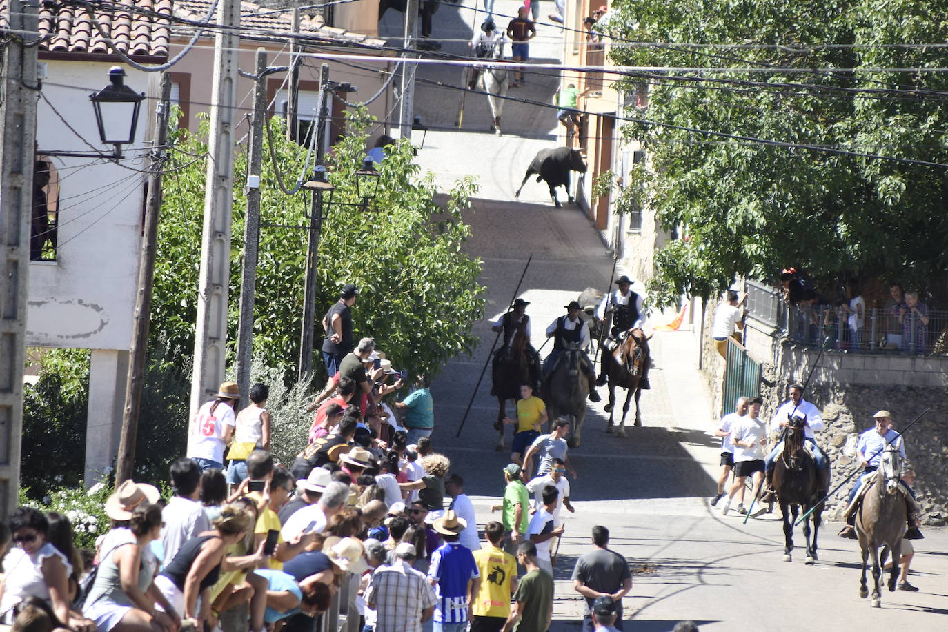 Herido un caballo en un deslavazado y largo tercer encierro guinaldés