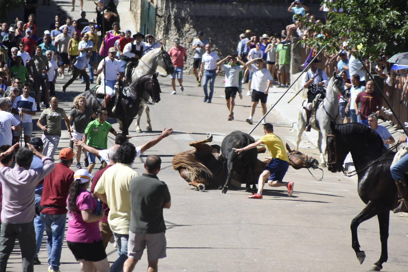 Herido un caballo en un deslavazado y largo tercer encierro guinaldés