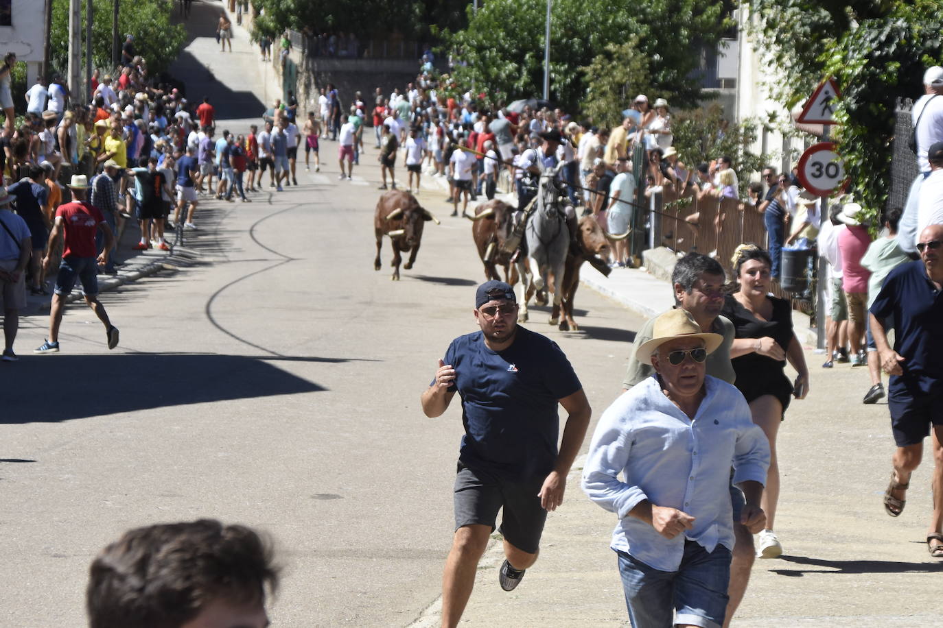 Herido un caballo en un deslavazado y largo tercer encierro guinaldés