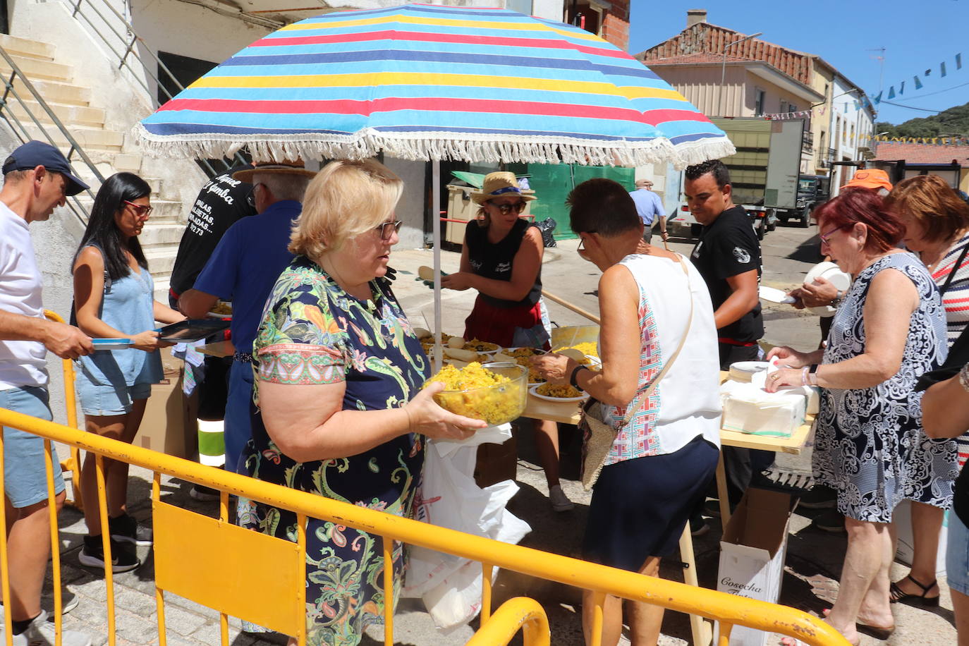 Ledrada disfruta de su paella sin miedo al calor