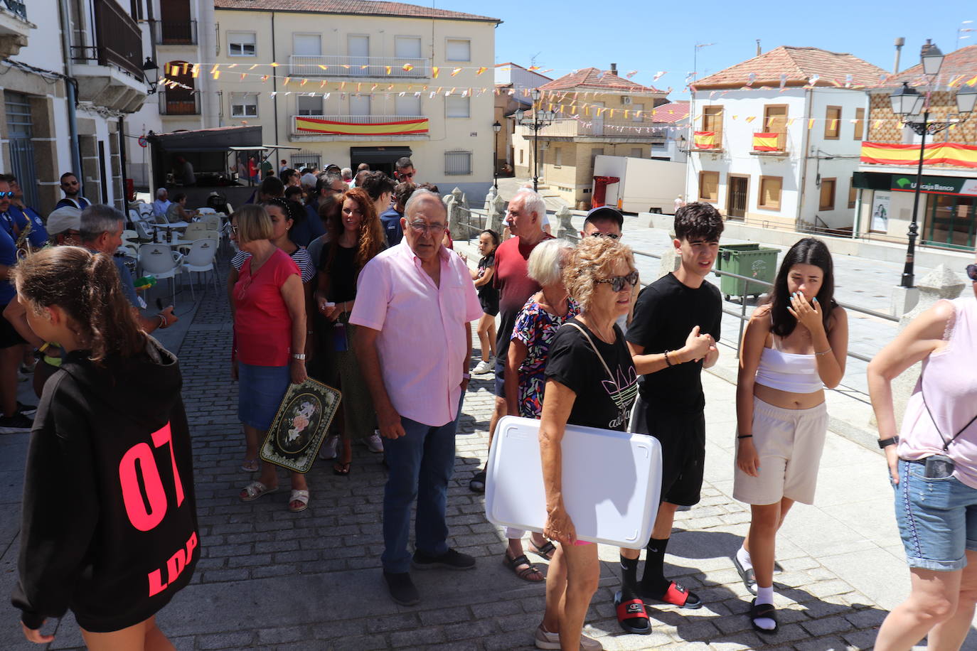 Ledrada disfruta de su paella sin miedo al calor