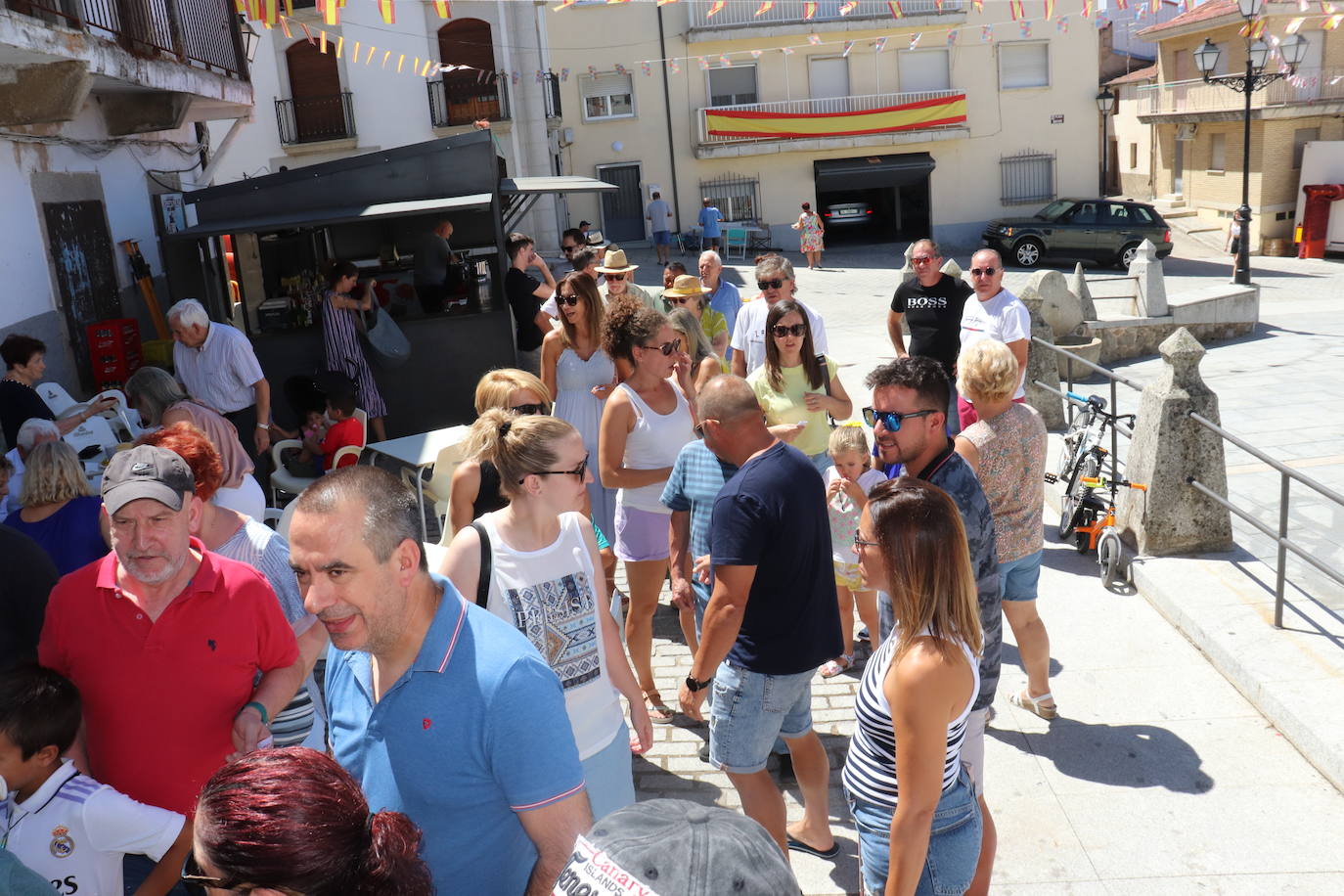 Ledrada disfruta de su paella sin miedo al calor