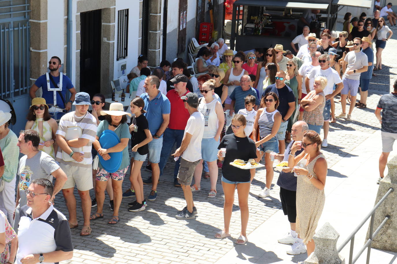 Ledrada disfruta de su paella sin miedo al calor