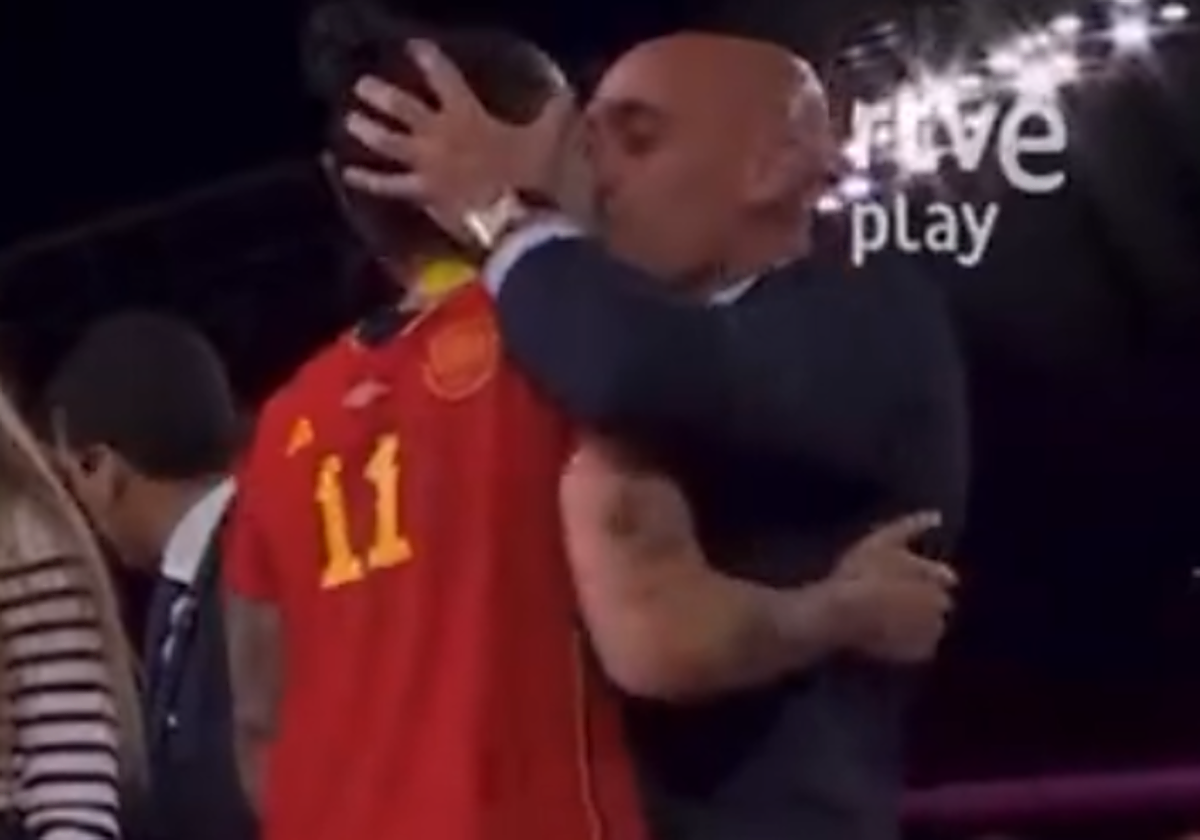 ¿Se equivocó Rubiales dándole un beso a Jenni Hermoso en la celebración de España?