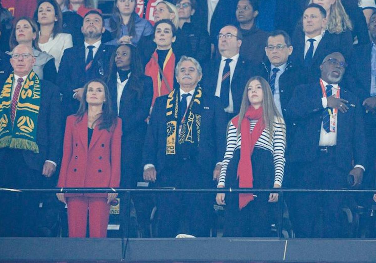 La Reina Letizia y la Infanta Sofía animan a España desde el palco