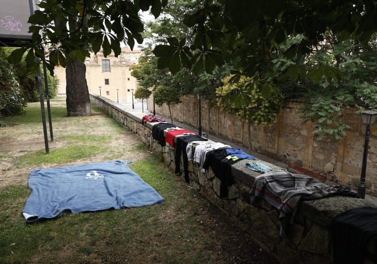 Imagen de las prendas de ropa colocadas sobre los muros del Campo de San Francisco.