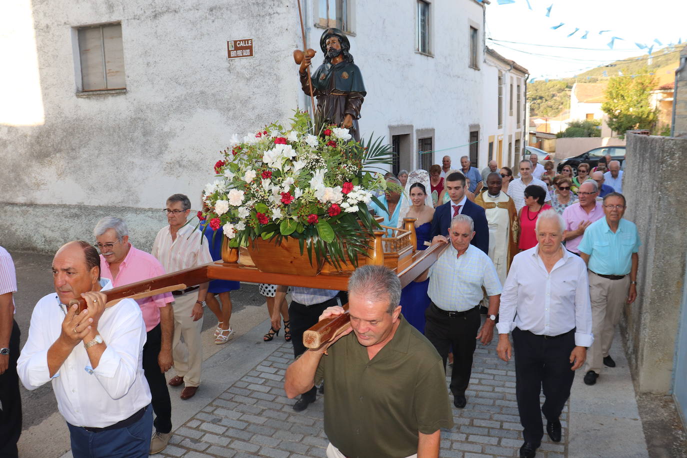 San Roque vuelve a la calle en Ledrada para acompañar a los mayores