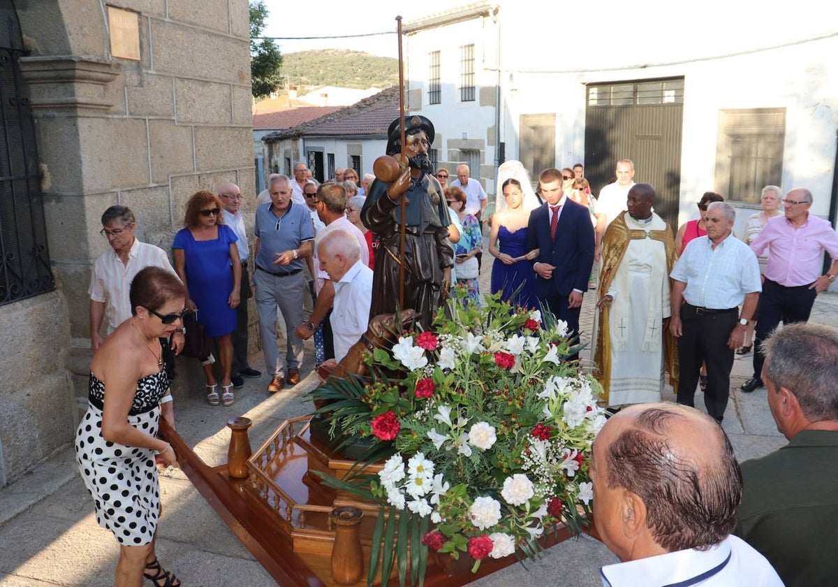 San Roque vuelve a la calle en Ledrada para acompañar a los mayores