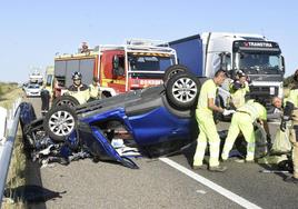 Tres heridos y un conductor atrapado tras un grave accidente en la A-62