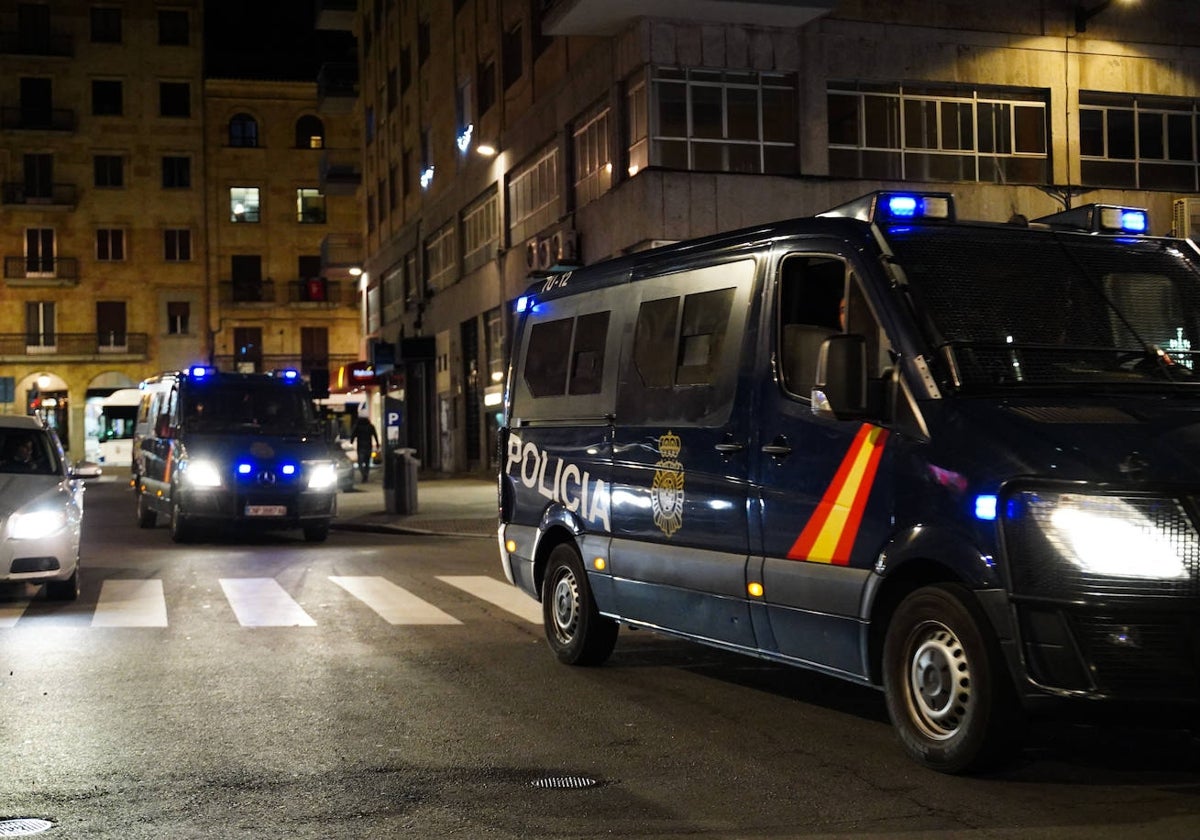 La Policía Nacional por las inmediaciones de la Gran Vía.