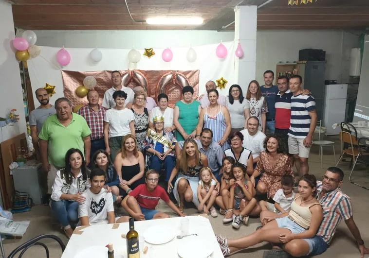 Fermina Calzada rodeada de sus familiares en su fiesta.