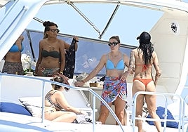 Las jugadoras de la Selección siguen celebrando por todo lo alto en Ibiza