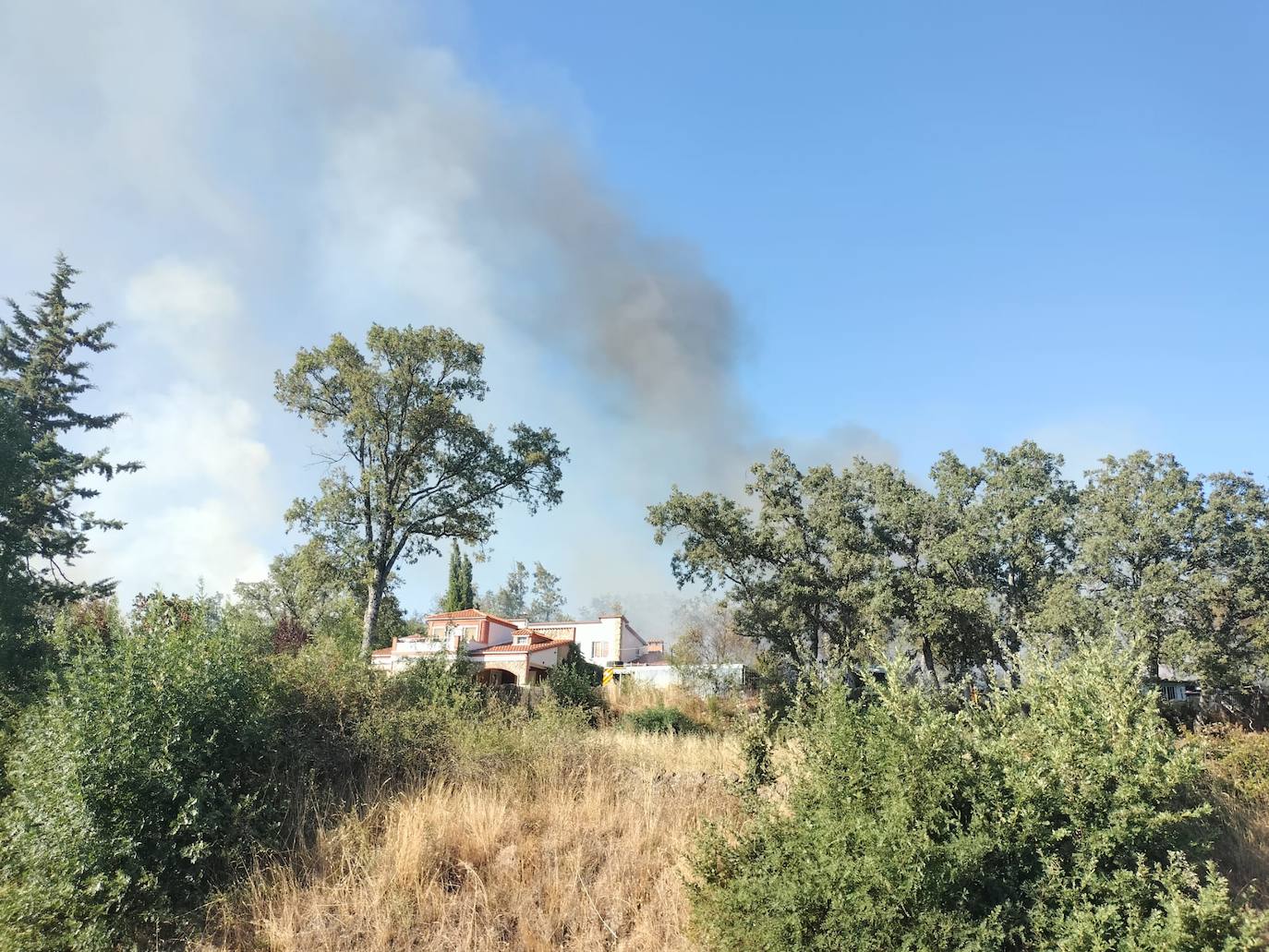 Las imágenes del incendio que asustó a los vecinos de Navacarros y Vallejera