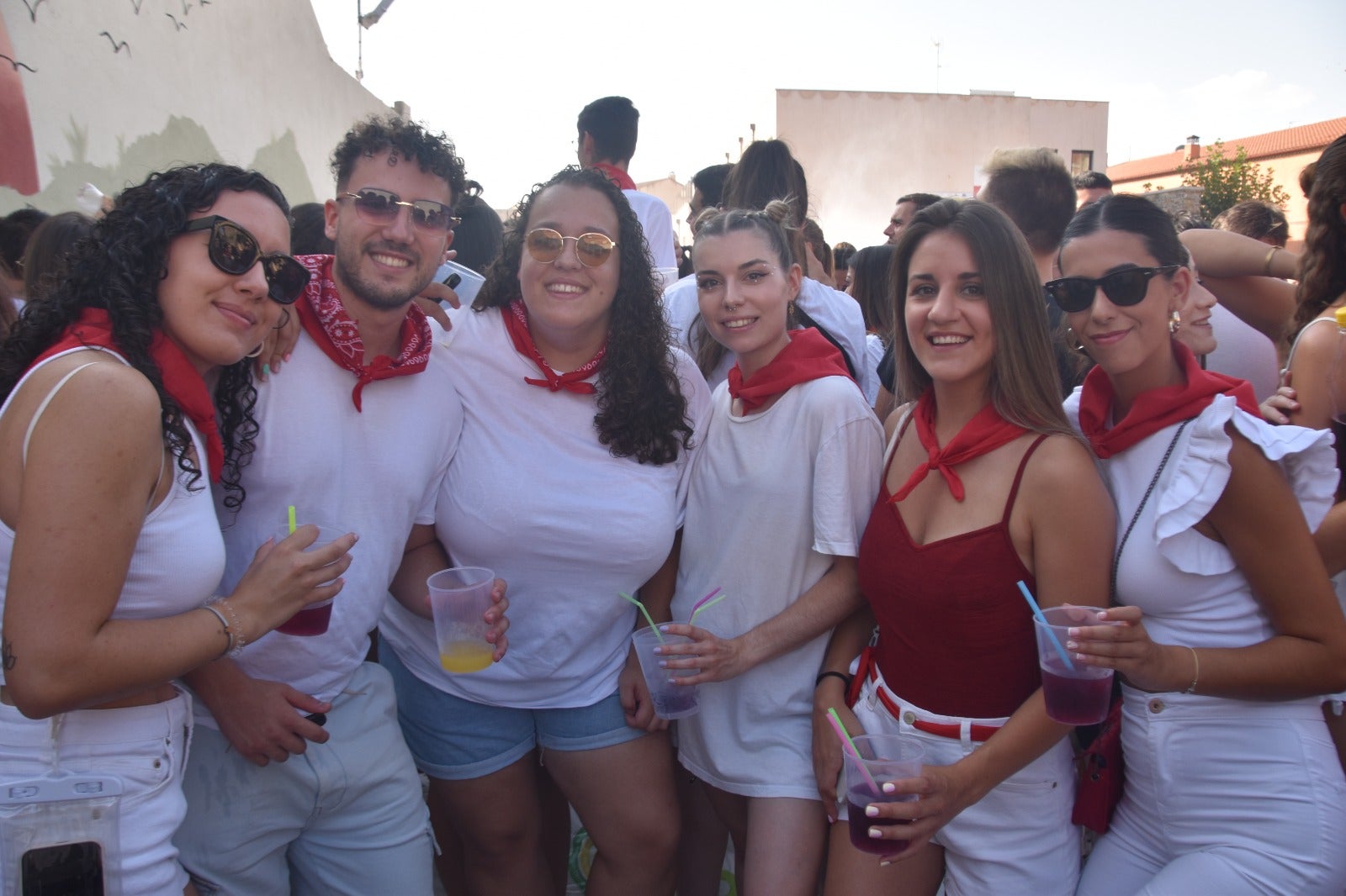 Música, agua y peñas vestidas de blanco y rojo para iniciar la fiesta en Alba de Tormes