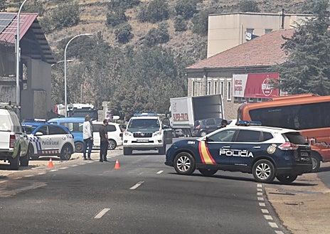 Imagen secundaria 1 - Imagénes de los vecinos en el exterior de sus viviendas así como el operativo policial y la intensa nube de humo.